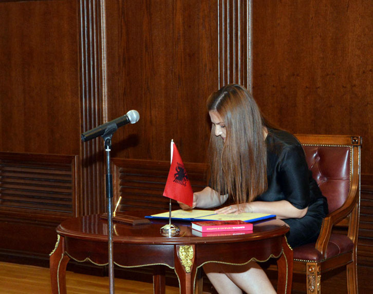 EMRAT/ Morën pjesë në fushatë gjatë orarit të punës, ministrja e PD kallëzon 4 drejtorë në Prokurori