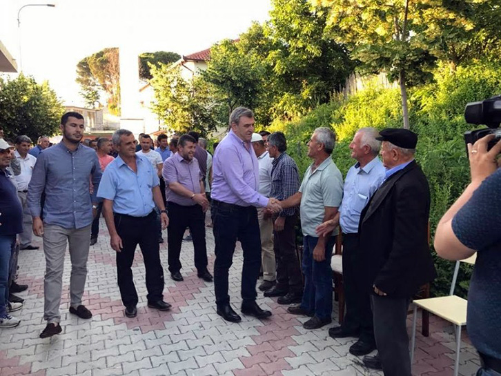 Agron Duka: Rama një burrë me tuta që tallet me gratë