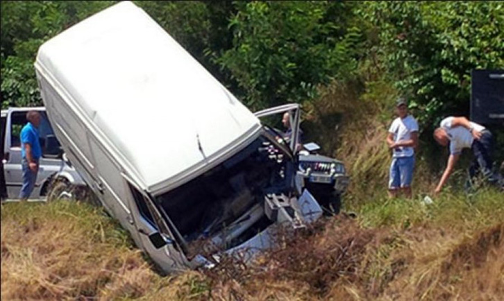 Tiranë, furgoni bie në humnerë, humb jetën shoferi