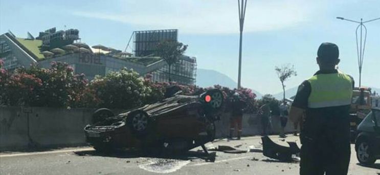 FOTO/ Përmbysje si në filma e makinës te mbikalimi i Kamzës, 2 në spital