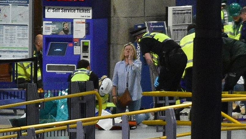 VIDEO & FOTO GALERI/  Terrorizmi godet në Mançester, 22 të vrarë dhe 59 të plagosur