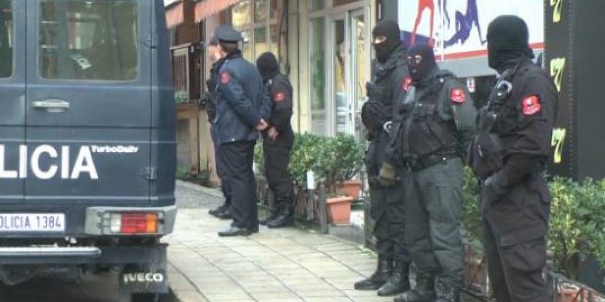 DETAJE/ Helmimi i protestuesve, ja si u hodh pluhuri misterioz tek podiumi