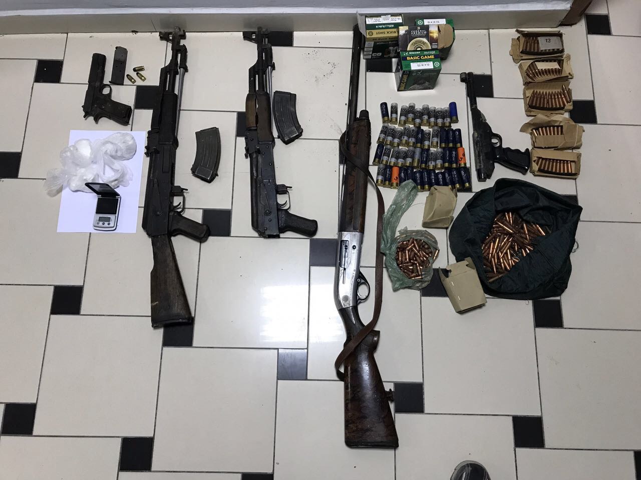 ZBULIMI/Armë dhe kokainë në një shtëpi në Shijak, policia befasohet