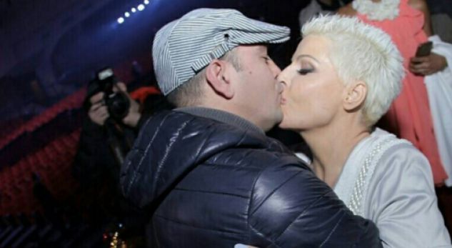 FOTO/ Kapet “mat” këngëtarja shqiptare, me dashnorin në publik