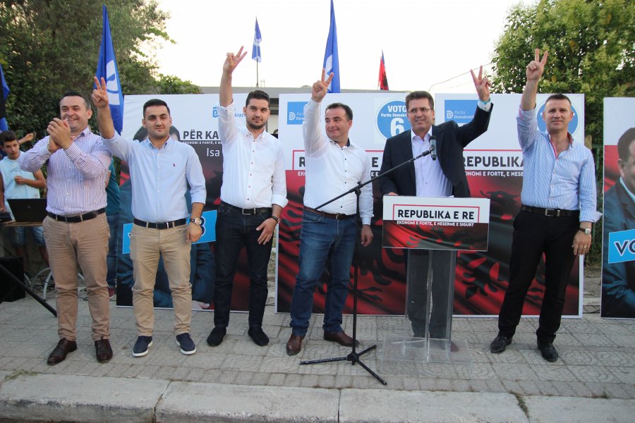 FOTO/ Kavajë, Mediu përkrah Sakjas: Votoni PD, jeni shtylla e një ekonomie të fortë