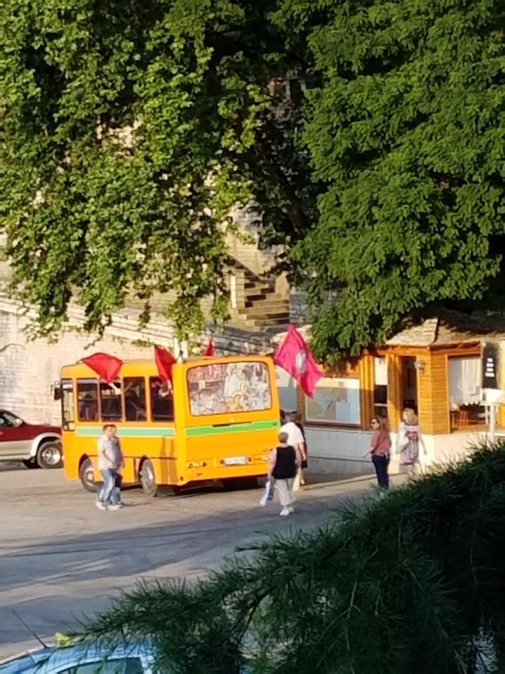 FOTO SKANDAL/ Edi Rama konfiskon edhe linjat e transportit urban për fushatë elektorale