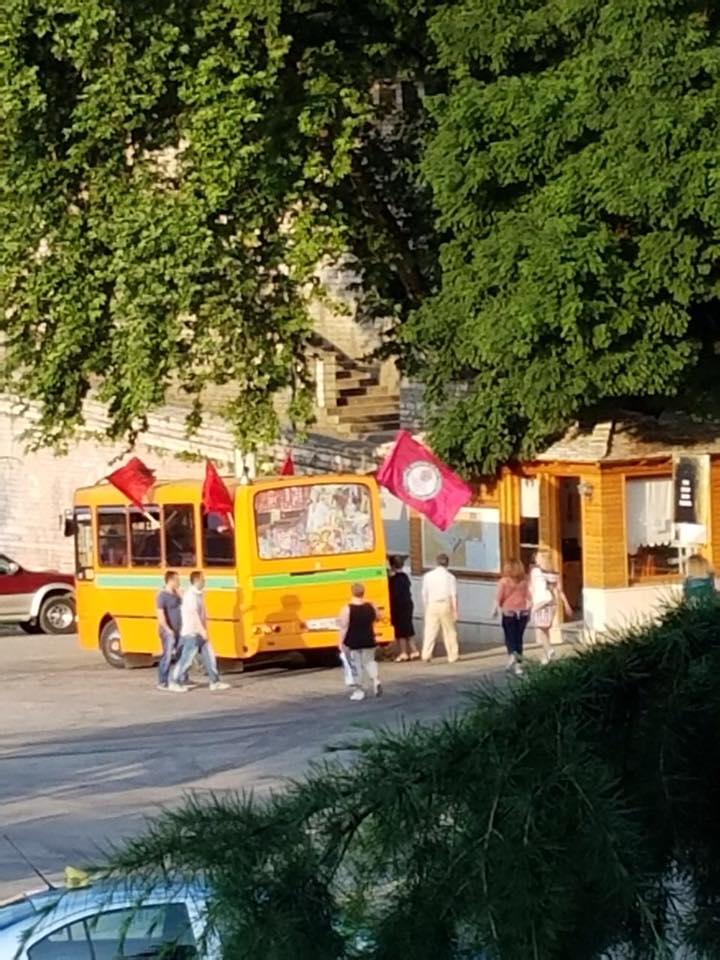 FOTO SKANDAL/ Edi Rama konfiskon edhe linjat e transportit urban për fushatë elektorale