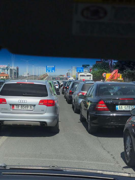 FOTO/ Çudira shqiptare, autobusi merr kthesën mbrapsht në mes të autostradës dhe bllokon rrugën