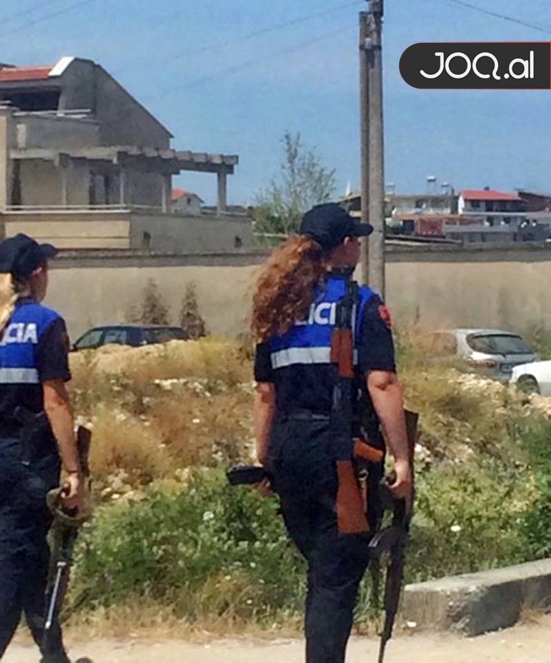 FOTOLAJM/ Një polic me tre automatikë, në kërkim të sekserëve të votave