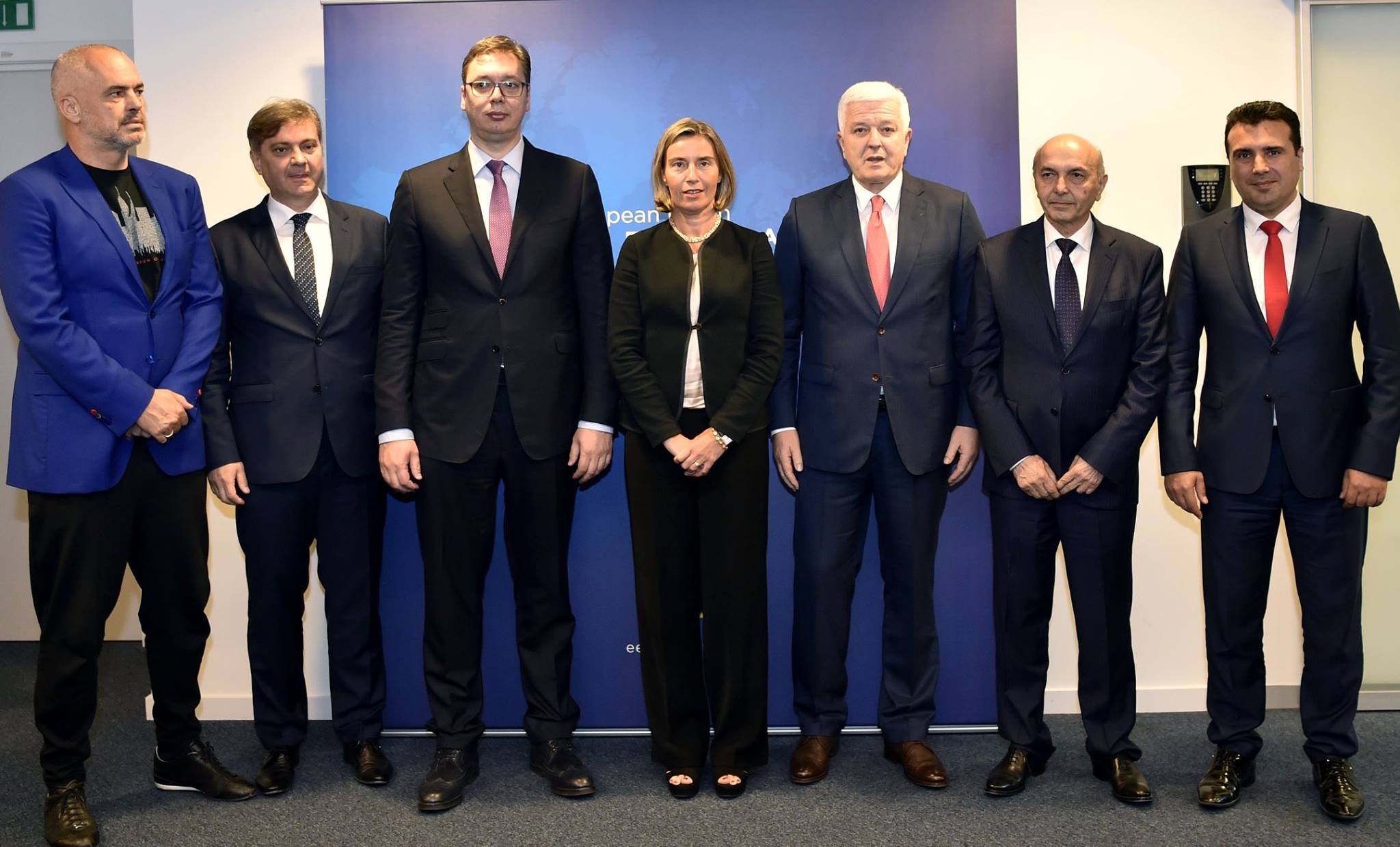 FOTO/Veshja e kryeministrit në Bruksel, ja si duket në krah të kryeministrave të Ballkanit