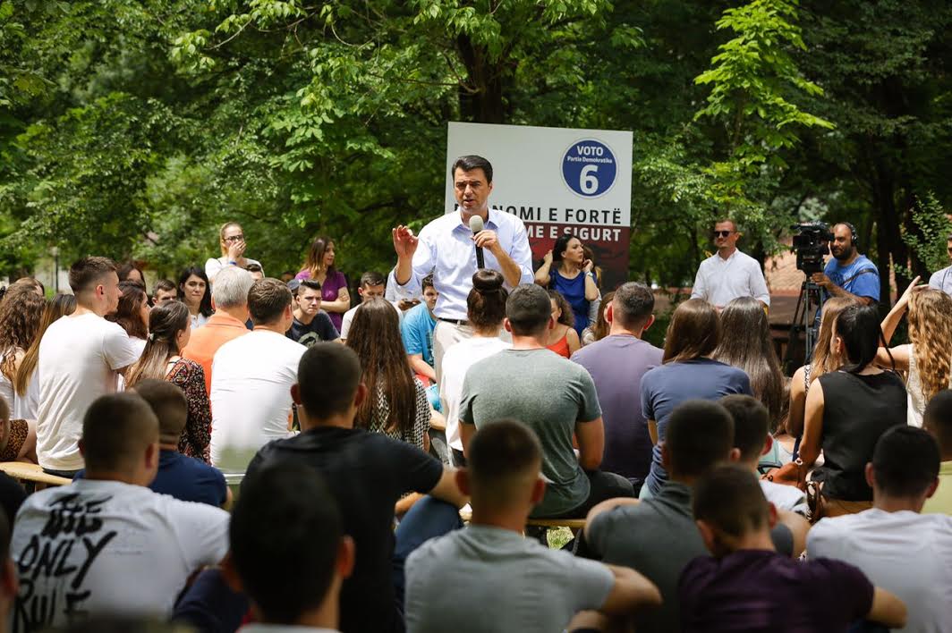 Tiranë, Basha me të rinjtë: Gjysma e atyre që diplomohen, përfitojnë stazh të paguar pune