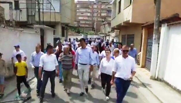 Basha nostalgjik në lagjen e lindjes, kujton komshinjtë dhe Xhirin që rrinte në krye të rrugës