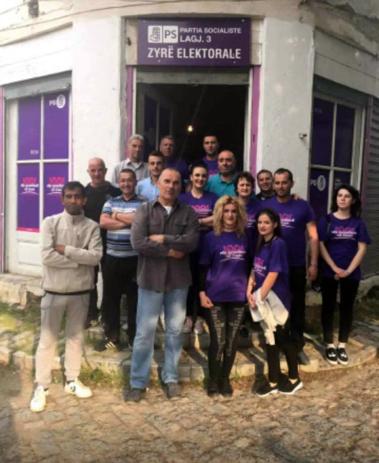 FOTO SKANDAL/ Fushatën e Edvinit në Korçë dhe Devoll e bëjnë bandat dhe trafikantët