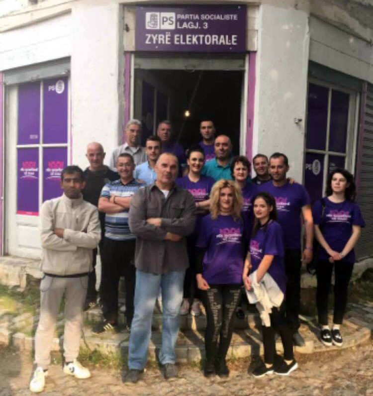 FOTO SKANDAL/ Fushatën e Edvinit në Korçë dhe Devoll e bëjnë bandat dhe trafikantët