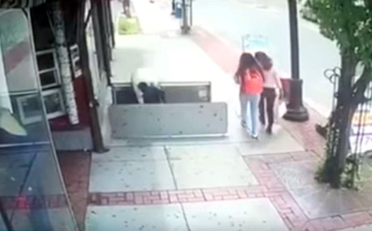 VIDEO/ Shpërqendrohet nga celulari, 67-vjeçarja bie në puset