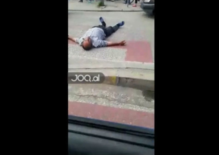 VIDEO/ Tiranë, burri shtrihet në mes të rrugës, kërkesa e çuditshme e tij