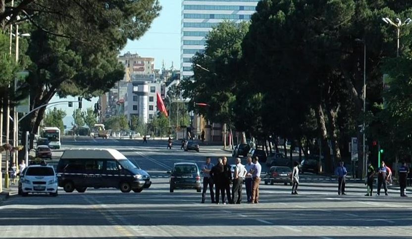 Policia rrethon bulevardin ku u mbajt protesta, hetim për sulm kimik