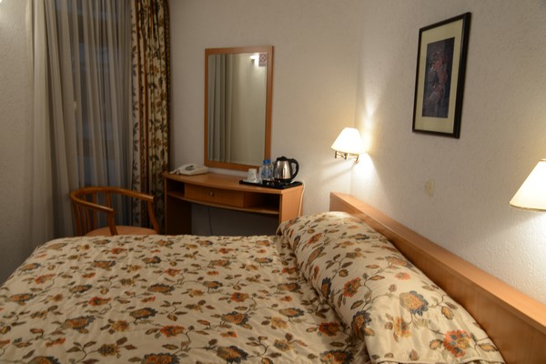 FIER/Vdes në hotel nga stimulantët 80-vjeçari. E dashura ikën