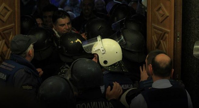 Maqedoni, pezullohen 15 policë, nuk e kryen detyrën e tyre për dhunën në Kuvend