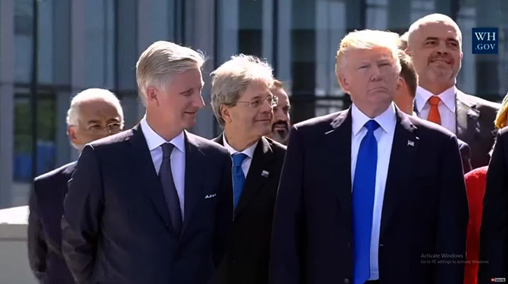 FOTO LAJM/ Samiti i NATO-s, Rama “i ruan shpatullat” Trump – për këtë foto nuk është paguar asnjë dollar