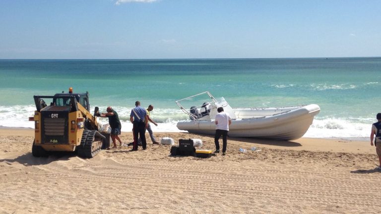 Itali, trafikantët shqiptarë braktisin gomonen me 700 kg marihuanë, policia e sekuestron