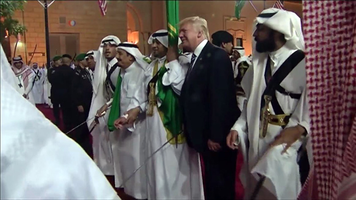 VIDEO LAJM/ Donald Trump kërcen vallen arabe të shpatave