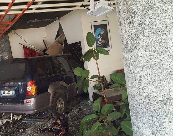 FOTO LAJM/ Durrës, makina futet në lokal, shkakton tmerr te klientët