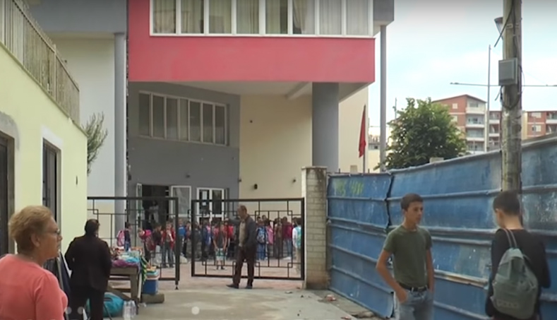 VIDEO SKANDAL/ Durrës, Dako jep leje ndërtimi në oborr të shkollës