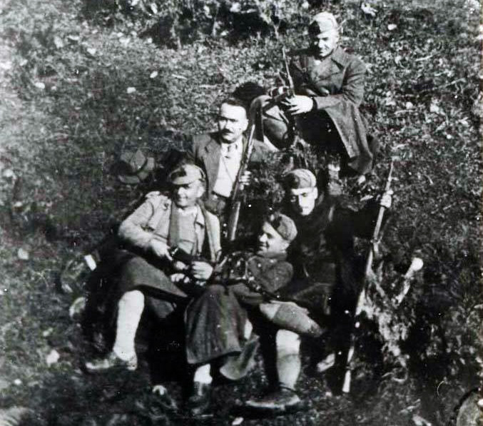 FOTO DOKUMENT/ Komandanti legjendar, nga prehri në prehër