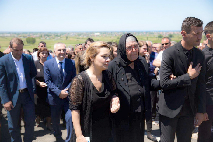 FOTO/ Përcillet për në banesën e fundit deputeti i LSI Gjovalin Kadeli