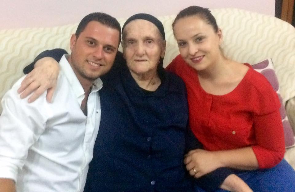 VIDEO/ Sarandë, 80-vjeçarja çame apelon për votën, nuk e kërkon as për Shpëtim Idrizin as për Edi Ramën