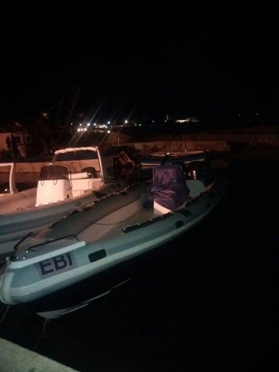 FOTO/ Vlorë, do të transportonte drogë, bllokohet gomonja