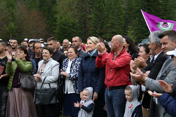 FOTO LAJM/ Mimi Kodheli “merr zvarrë” administratën e burgjeve për fushatë elektorale