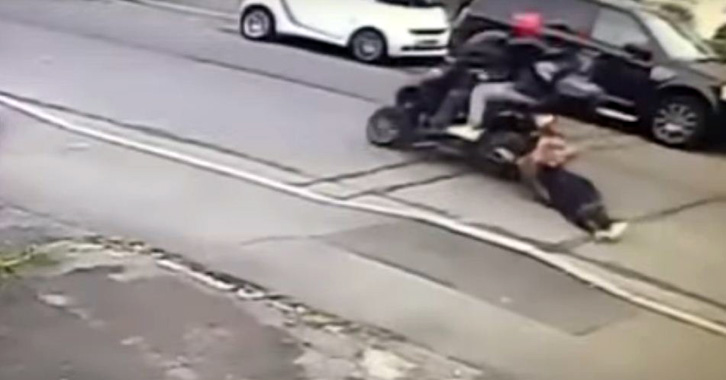 VIDEO/ Gruaja refuzon të lëshojë çantën, hajdutët e tërheqin zvarrë në rrugë