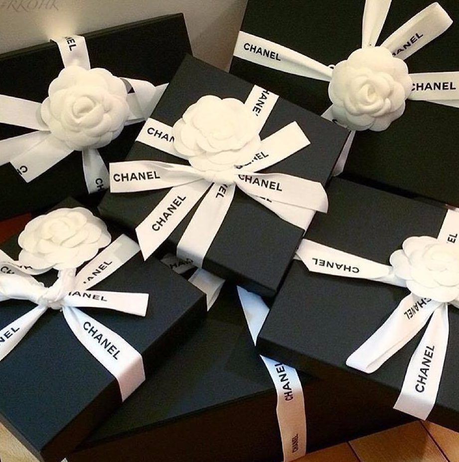 FOTO GALERI/ Jahte, avionë, supermakina, jeta e çmendur e pasanikëve  të Hong Kongut