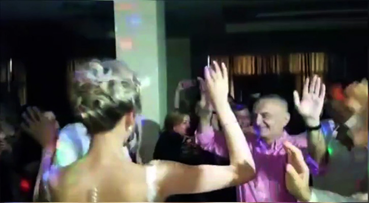 VIDEO SMART/ Ilir Meta “harbon” në dasmë, Monika xheloze – ja çfarë i kërkon bashkëshortit