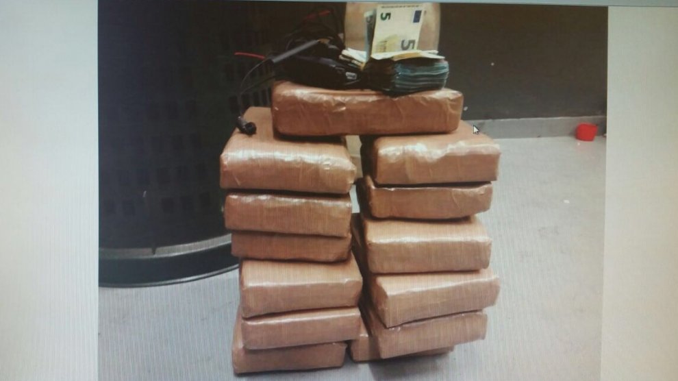 FOTO/ Itali, mijëra euro dhe drogë në qarkullim, në pranga shqiptari dhe ortaku italian