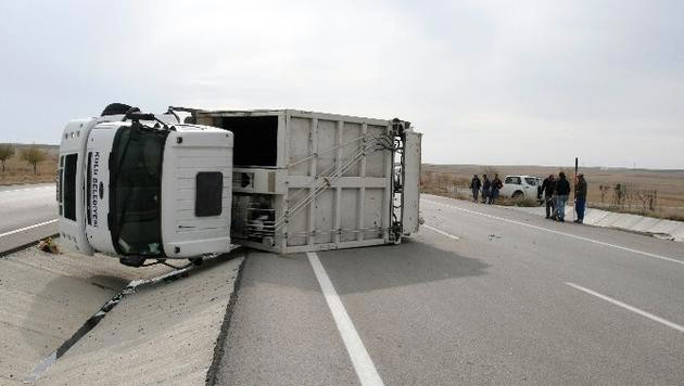 Ballsh, përmbyset kamioni, ndërron jetë shoferi