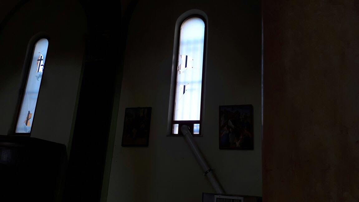 FOTO/ Tiranë, thyhen xhamat e Kishës Katolike