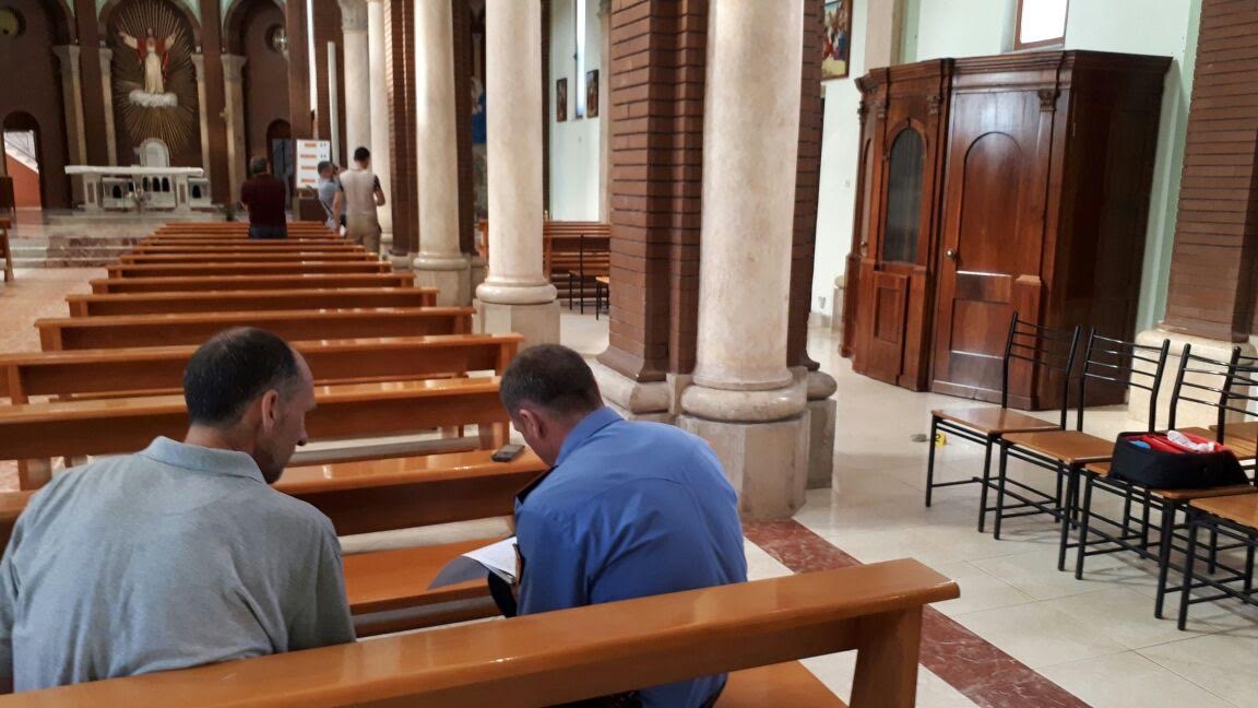 FOTO/ Tiranë, thyhen xhamat e Kishës Katolike