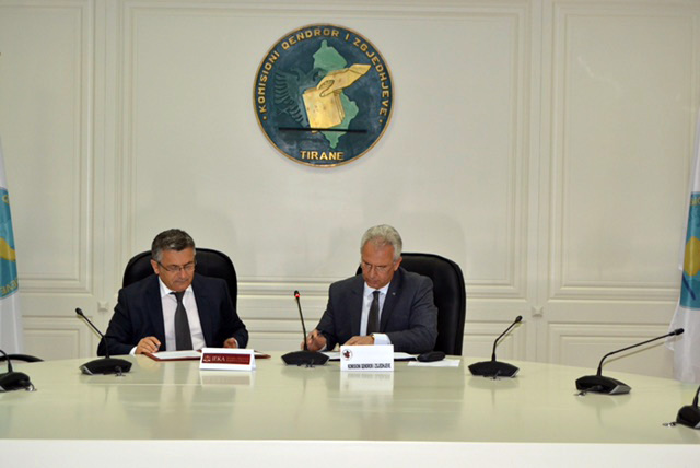 FOTO & MARRËVESHJA/ Financimi dhe shpenzimet e fushatës zgjedhore, KQZ nënshkruan marrëveshje bashkëpunimi me IEKA