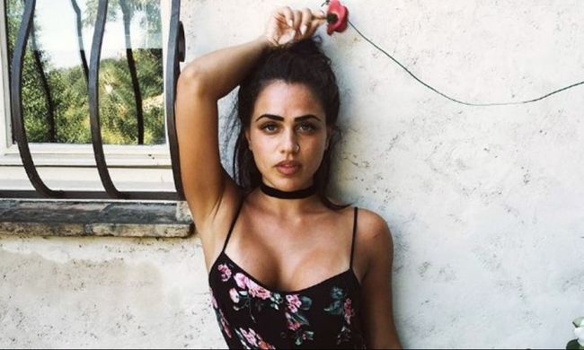 VIDEO/ Greqi, dështon këngëtarja, tentoi të bëhej si Era Istrefi