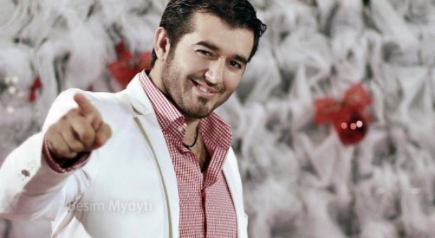 FOTO/ Labinot Tahiri lë mënjanë muzikën, i futet politikës