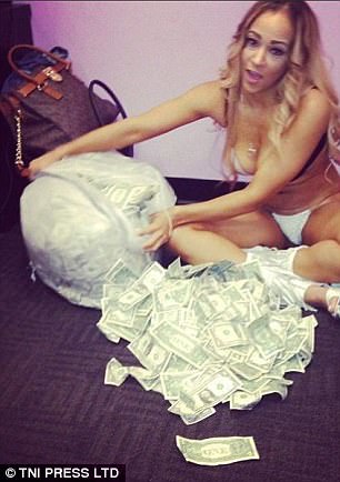 FOTO/ Milionat e striptisteve, të zhveshura në skenë, por ja çfarë ndodh pas tyre