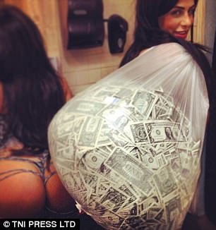 FOTO/ Milionat e striptisteve, të zhveshura në skenë, por ja çfarë ndodh pas tyre