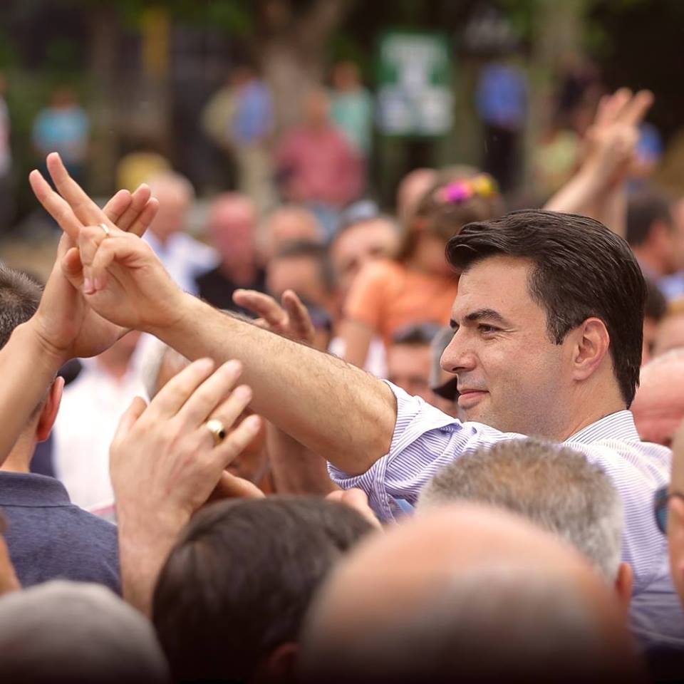 Basha entuziasmon Lushnjën: Çfarë votojmë të dielën, palmat dhe pushtetin e Ramës, apo uljen e taksave dhe çmimeve të energjisë e naftës