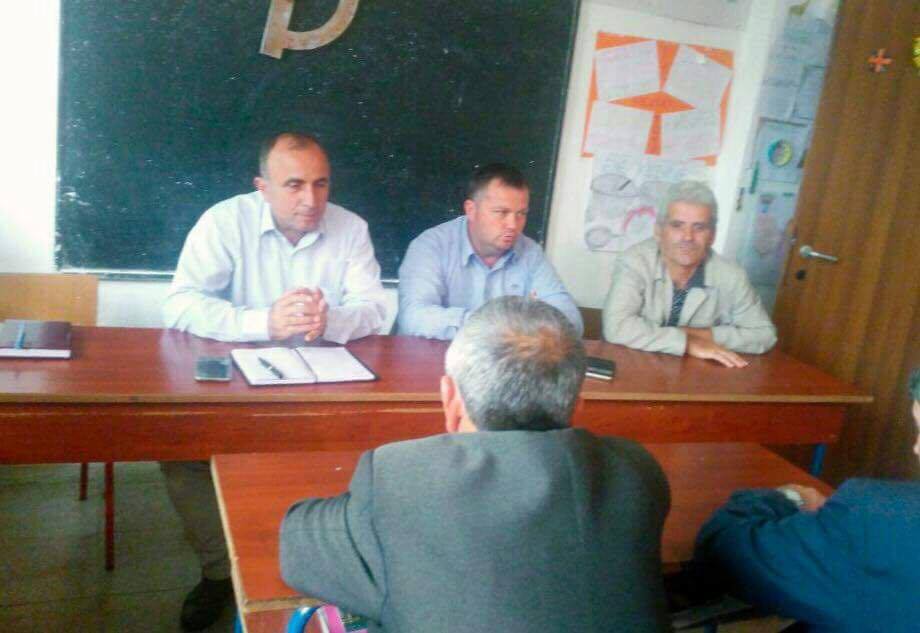 FOTO GALERI/ Shkollat e Lushnjës kthehen në “komitete partie” ku zhvillon takimet elektorale PS