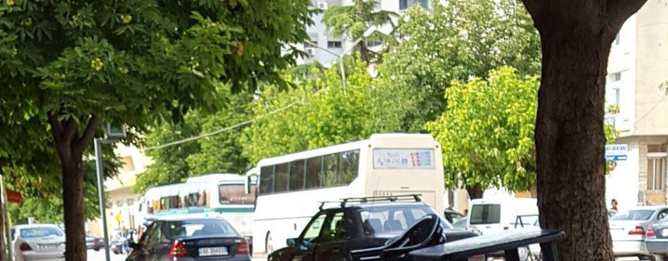 FOTO GALERI/ Administrata shtetërore e Lushnjës me autobusë “pushton” Fierin…, për të pritur Edi Ramën