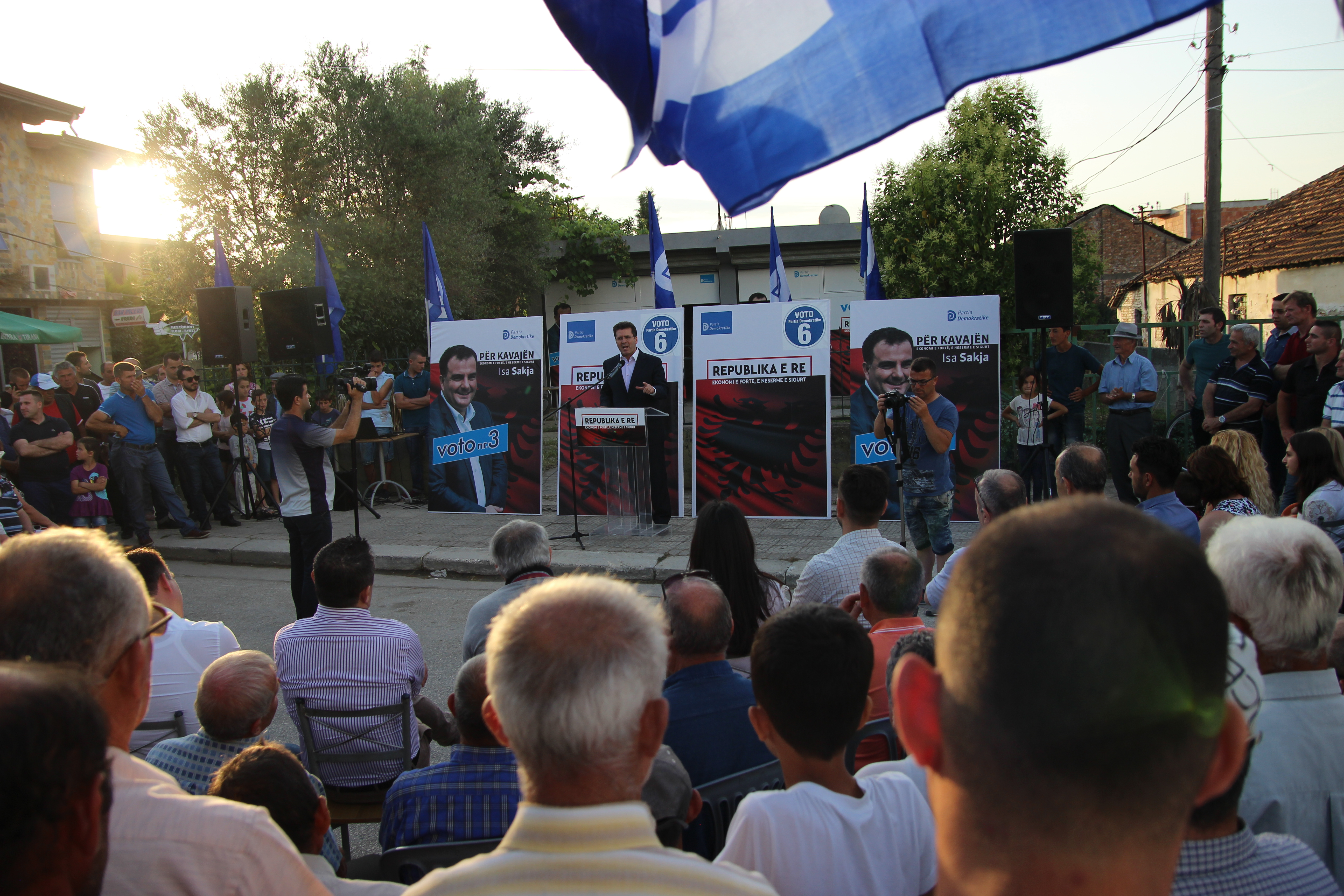 FOTO/ Kavajë, Mediu përkrah Sakjas: Votoni PD, jeni shtylla e një ekonomie të fortë