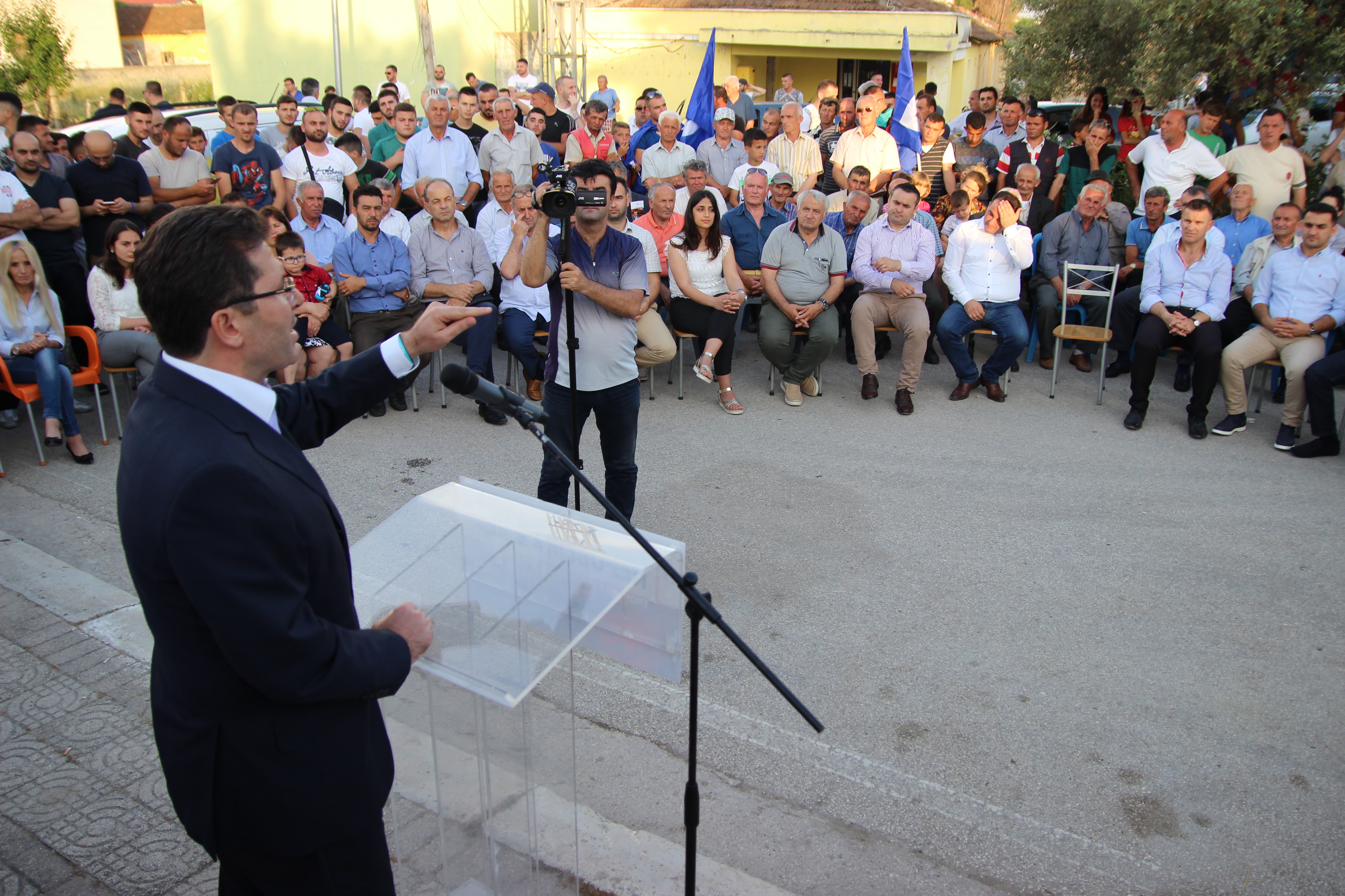 FOTO/ Kavajë, Mediu përkrah Sakjas: Votoni PD, jeni shtylla e një ekonomie të fortë